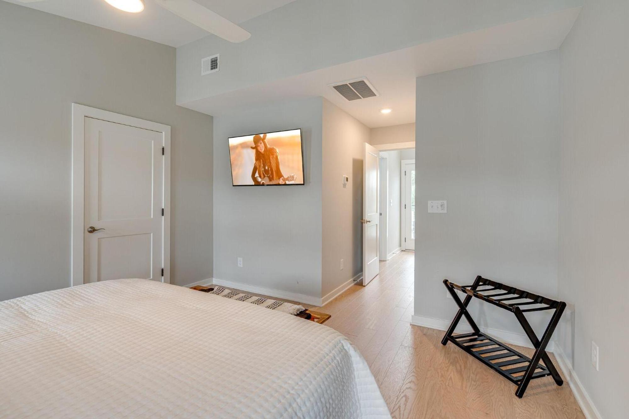 - 1308 Montgomery Ave Unit 2 *